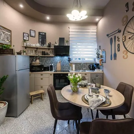 Deluxe No.8 Apartment